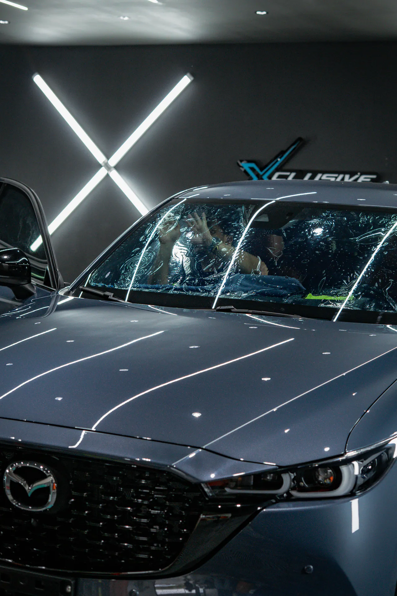 Instalación de polarizado en el parabrisas de una Mazda CX-5 en el estudio Xclusive